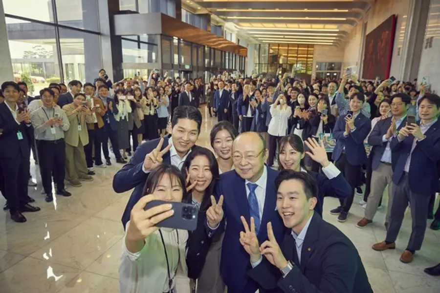 지난 25일 한화 금융계열사 임직원 200여 명이 63빌딩 로비에서 몰려들자, 김승연 한화그룹 회장이 직원들과 악수를 나눴다. 김 회장은 몇몇 직원과 기념사진을 남기기도 했다. [출처: 한화생명]