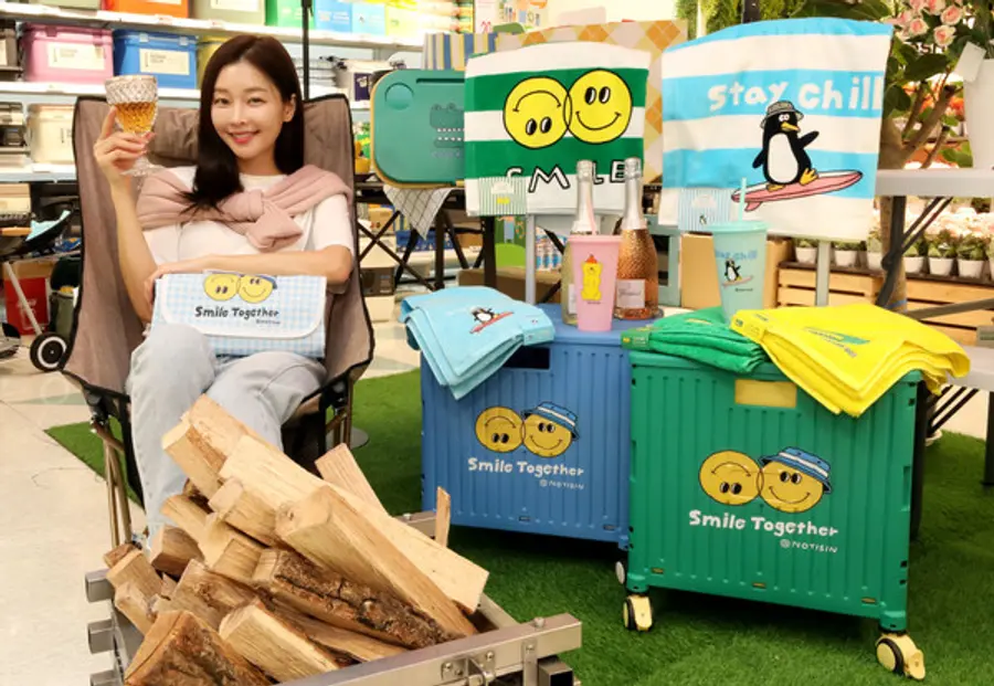 이마트가 본격적인 캠핑 시즌에 맞춰 인기 일러스트레이터 '노이신' 작가와 협업한 한정판 캠핑/피크닉 용품 18종을 선보인다. (사진제공. 이마트)