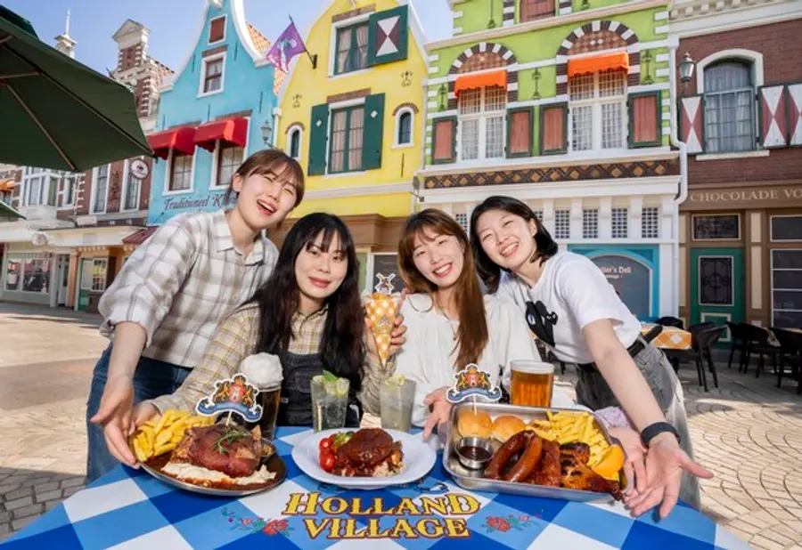 새단장한 에버랜드 홀랜드 빌리지에서는 슈바인학센과 BBQ 플레이트, 미트볼 바비큐 피자 등 메뉴들을 선보인다.