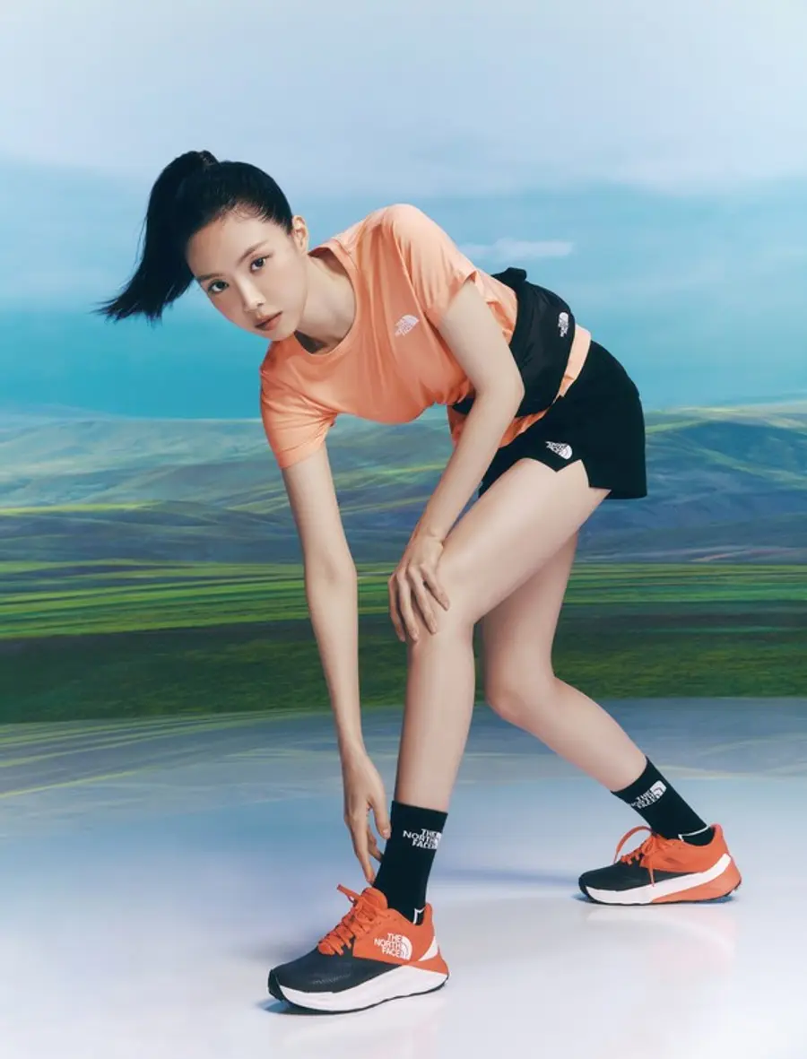 ‘TNF 런 반팔 라운드티’ 및 ‘벡티브 엔듀리스 3’를 착용한 손나은 (사진제공. 노스페이스)
