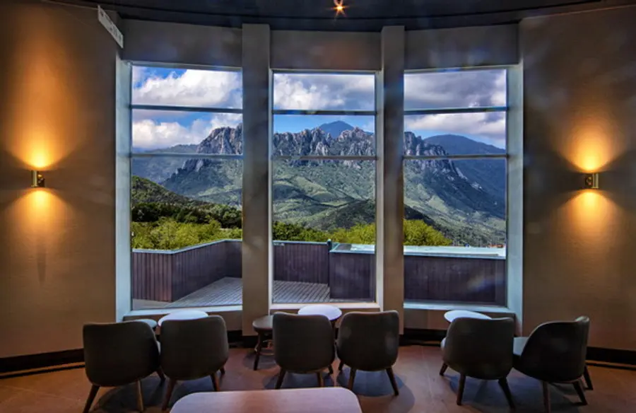 스타벅스 영랑호리조트점 내부 사진 (사진. 신세계센트럴시티)