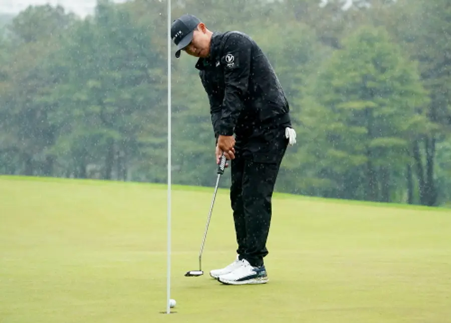 비가 내리는 날씨 속에서 열린 GS 칼텍스 매경오픈에서 김홍택 프로가 발수 기능이 뛰어난 스케쳐스 골프화 ‘고 골프 맥스 3’를 착용하고 퍼트를 하고 있다.(사진 제공: 스케쳐스)