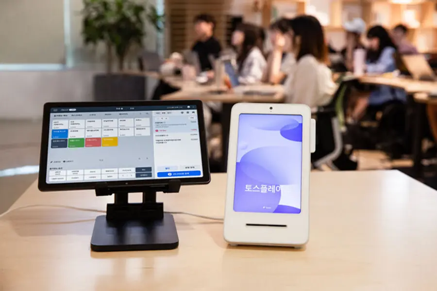 왼쪽부터 매장관리 소프트웨어 ‘토스 포스’와 결제 단말기 ‘토스 프론트’ [출처: 토스플레이스]