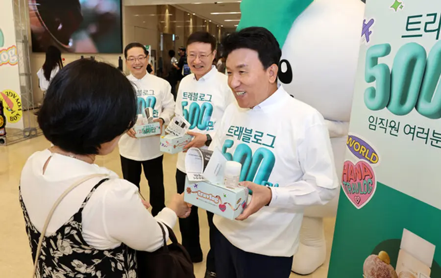 4일 서울 중구 하나은행 을지로 본점에서 열린 트래블로그 서비스 500만 돌파 기념행사에서 함영주 하나금융그룹 회장(오른쪽), 이승열 하나은행장(가운데), 이호성 하나카드 대표이사(왼쪽)가 임직원에게 감사 인사를 전했다. [출처: 하나금융그룹]