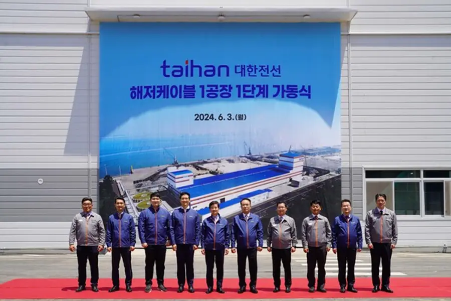 대한전선 해저케이블 1공장 1단계 가동식을 개최했다. 사진 왼쪽 두번째부터 김준석 대한전선 경영부문 전무, 김민성 호반산업 전무, 김대헌 호반그룹 기획총괄 사장, 김선규 호반그룹 회장, 송종민 대한전선 부회장, 강진연 대한전선 노조위원장, 김현주 대한전선 생산·기술부문 전무 (사진제공. 호바그룹)
