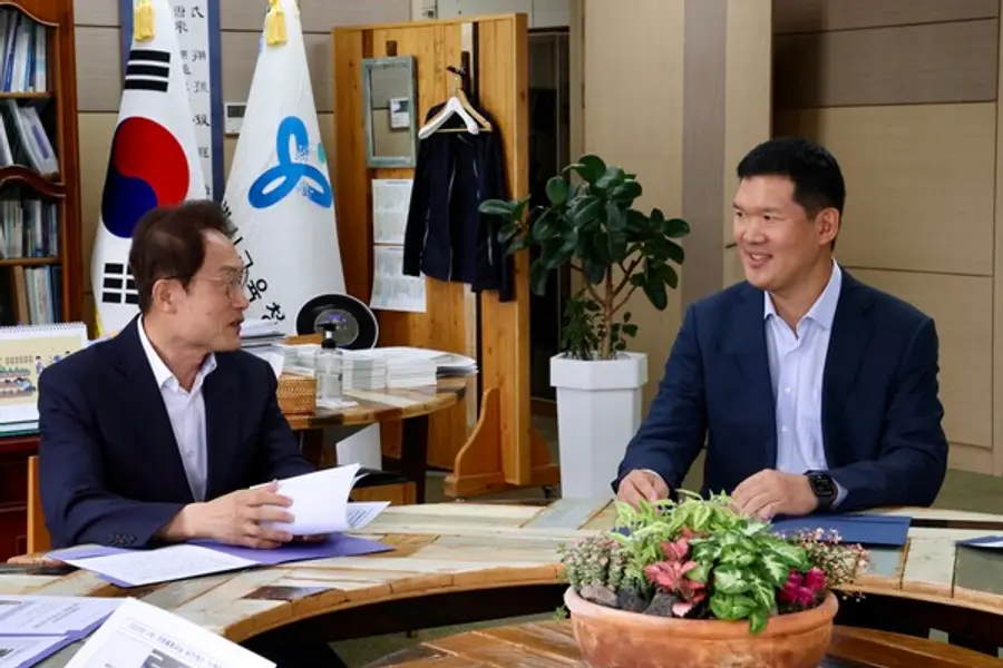 GS건설 허윤홍 대표(사진 오른쪽)와 서울시교육청 조희연 교육감이 ‘즐거운 돌봄교실’ 협약식에 앞서 담소를 나누고 있다. (사진. GS건설)