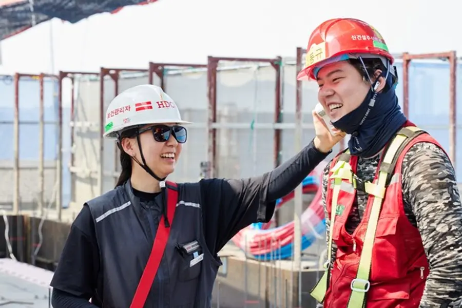 광명 센트럴 아이파크 현장에서 박지은 보건관리자가 직접 근로자의 체온을 측정하며 건강상태를 확인하고 있다.(사진. HDC현대산업개발)