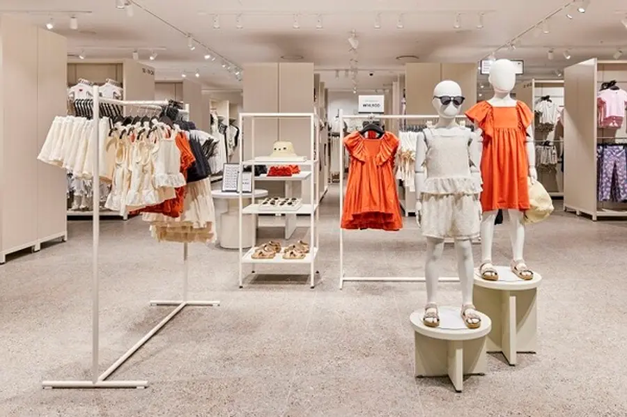 H&M 엔터식스 안양역점 아동복 섹션 전경