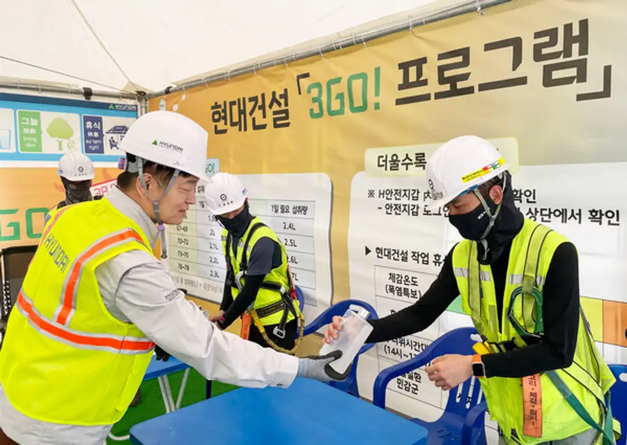 현대건설 황준하 CSO가 힐스테이트 회룡역 파크뷰 현장을 찾아 근로자들에게 수분 보충 음료 링티를 제공하고 있다. (사진제공. 현대건설)