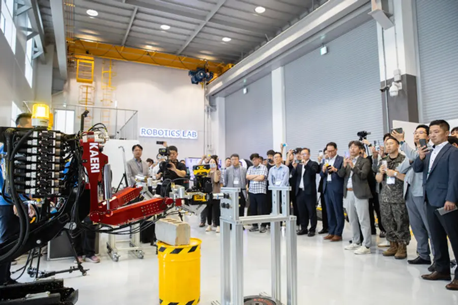 ‘혁신 R&D 건설로봇 기술 시연회’에서 작업자의 접근이 어려운 고위험 환경에서 정밀작업과 200kg의 고하중 자재 운반이 동시에 가능한 양팔 로봇 시연 모습. (사진제공. 현대건설)