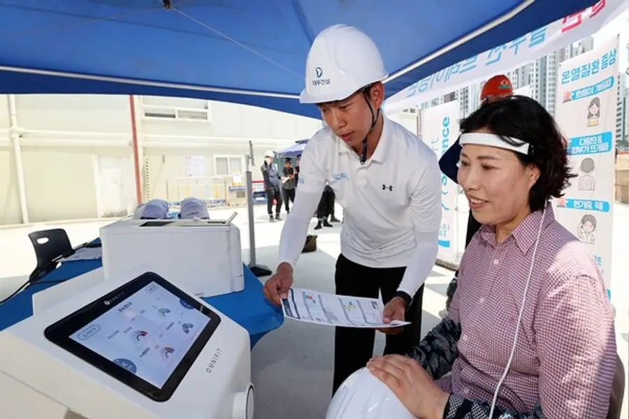 대우건설 라체르보 푸르지오 써밋 현장 근로자가 스트레스 검사를 하고 있다. (사진제공. 대우건설)