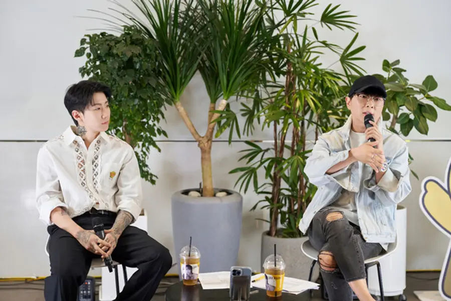 박재범 모어비전 대표(왼쪽)과 장윤중 카카오엔터테인먼트 대표