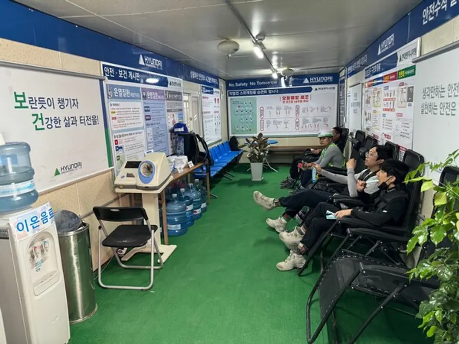 힐스테이트 동탄르센텀 현장 근로자들이 ‘아이스(ICE)쉼터’에서 더위를 식히고 있다.(사진제공. 현대엔지니어링)