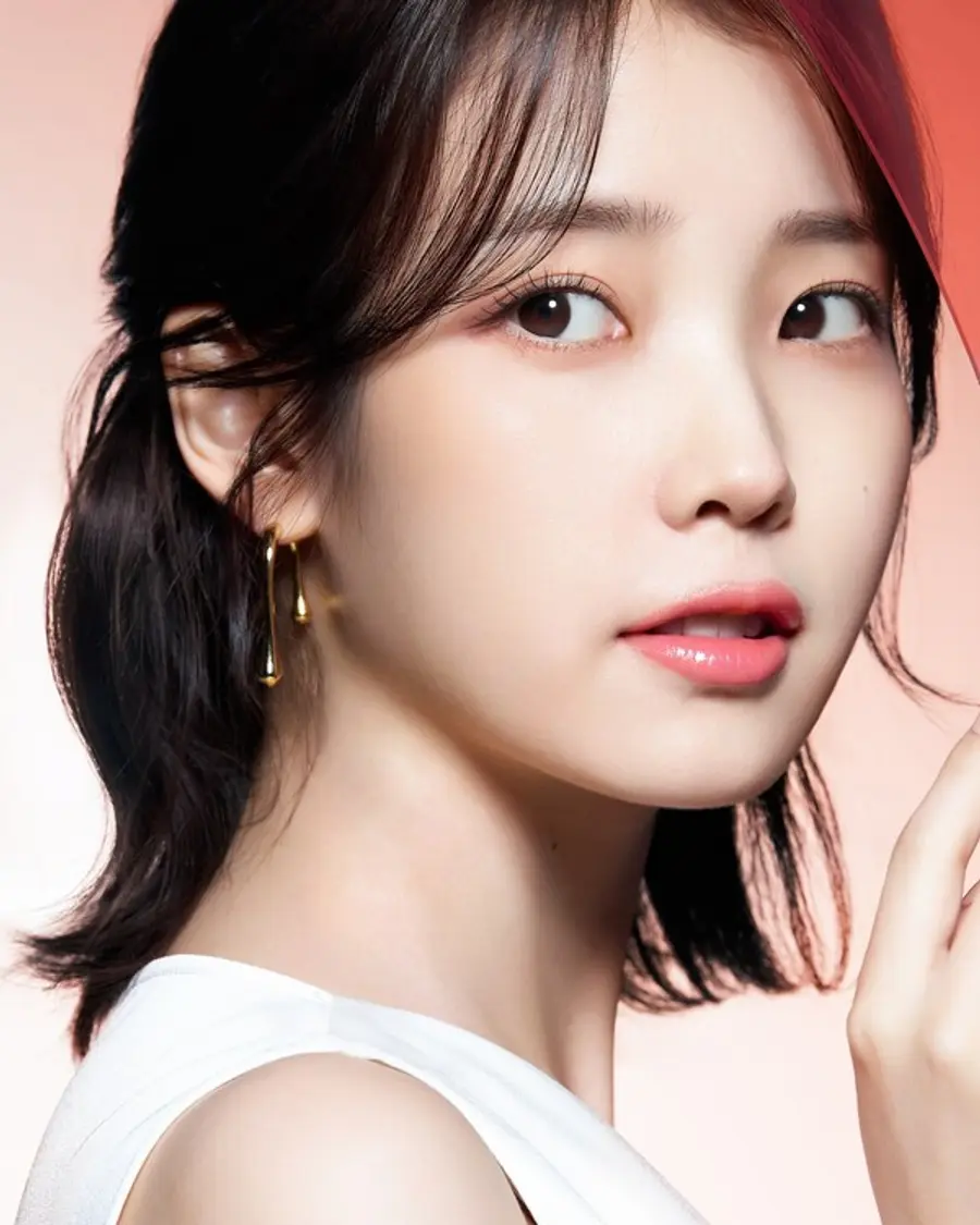 아이유 퓨어 컬러 젤리 글로우 밤 뷰티 화보 (사진제공. 에스티로더)