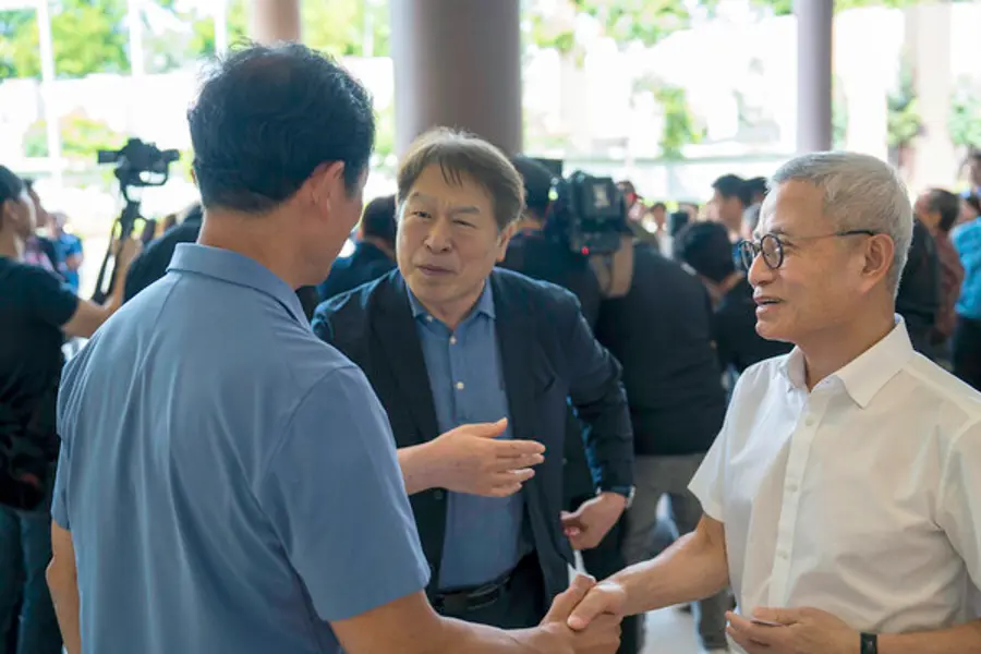 WHC 개원식 전 글로벌세아 그룹 김웅기 회장과 쌍용건설 김석준 회장이 싱가포르 보건부 옹예쿵 장관과 환담을 나누고 있다. (오른쪽부터) 글로벌세아 그룹 김웅기 회장, 쌍용건설 김석준 회장, 싱가포르 보건부 옹예쿵 장관 (사진제공. 쌍용건설)