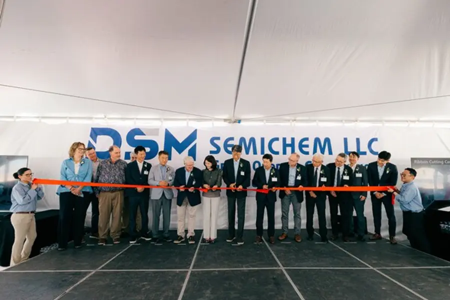  * 오른쪽부터 동진쎄미켐 USA 이종호 이사, 삼성물산 미주총괄 박호찬 부사장, 건설 담당한 마루베니 (MPCI)의 마사유키 니시무라 사장, 엔지니어링을 담당한 미쯔비시 엔지니어링의 시게히로 우와모리 상, 미쯔비시 케미컬 랜디 퀸 부사장, 삼성물산 상사부문 이재언 사장, 동진쎄미켐 이준혁 부회장 부부, 마틴사 루벤마틴 회장, DSM 안태용 법인장, 그 오른쪽으로 지역 및 시정부 관계자로 이반 웨이스(Evan Weiss) 시의회 의원, 헤일 카운티 데이비드 멀 판사, 제프리 스나이더 시 매니저, 크리스티 어데이 경제개발국장이 준공식에 참석했다. 