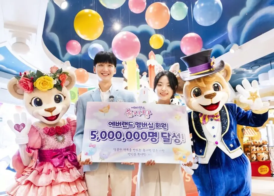 에버랜드 캐릭터와 직원들이 솜사탕 500만명 돌파 관련 이미지를 들고 있는 모습.