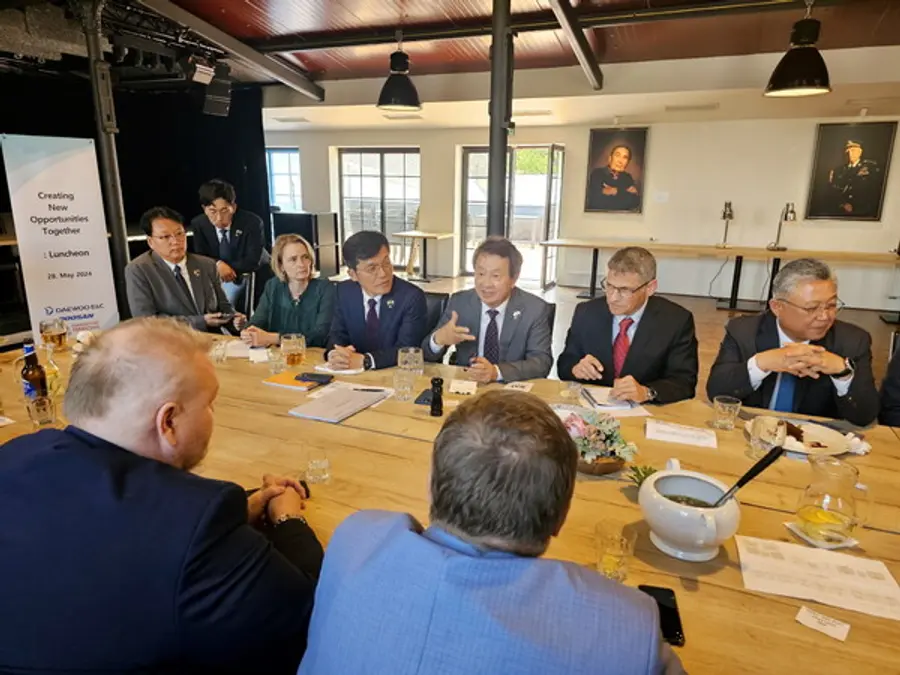 대우건설 백정완 사장이 두코바니 지역인사들과 면담을 진행하고 있는 모습 (사진제공. 대우건설)