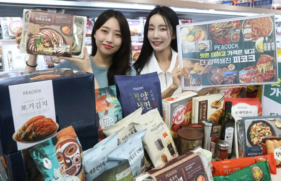  18일 이마트 용산점에서 모델들이 이마트 대표 PB '피코크' 상품을 소개하고 있다. (사진제공. 이마트)