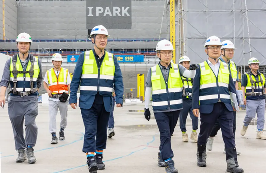 HDC현대산업개발의 시공혁신단이 고덕 아이파크 디어반 현장을 찾아 구조자문 활동을 진행했다. (사진 왼쪽부터) 김윤호 고덕 아이파크 디어반 현장 소장, 박홍근 시공혁신단장, 조태제 HDC현대산업개발 대표이사, 박호종 시공혁신단 부단장 (사진제공. HDC현대산업개발)