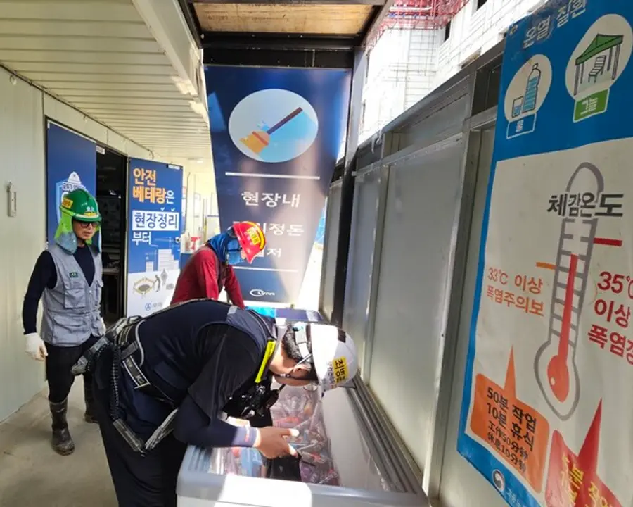 우미건설이 건설 현장 직원들에게 시원한 아이스크림과 커피를 제공하고 있다. (사진제공. 우미건설)