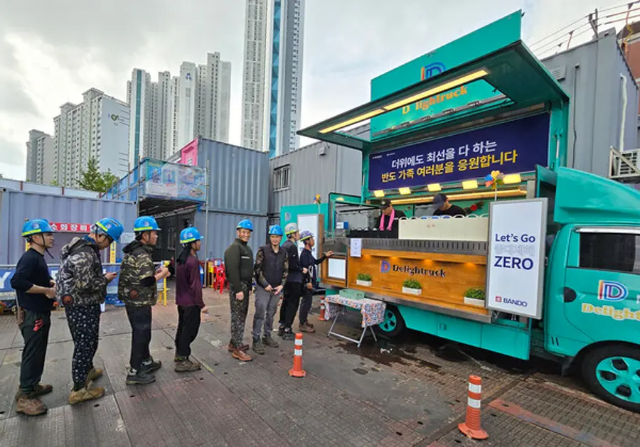 건설현장 근로자들을 격려하기 위한 푸드트럭 이벤트 (사진제공. 반도건설)
