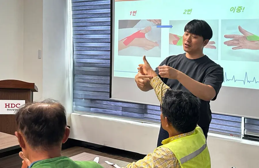 HDC현대산업개발은 근골격계질환 예방을 위해 올해 상반기부터 전문강사를 통한 테이핑 교육을 진행하고 있다. (사진제공. HDC현대산업개발)