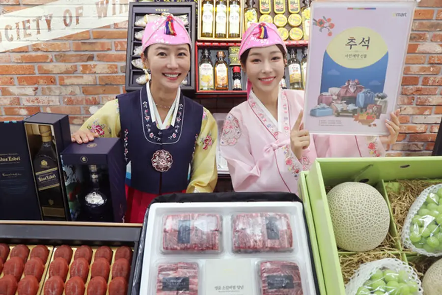 29일 이마트 용산점에서 모델이 이마트 '추석 선물세트'를 소개하고 있다. (사진제공. 이마트)