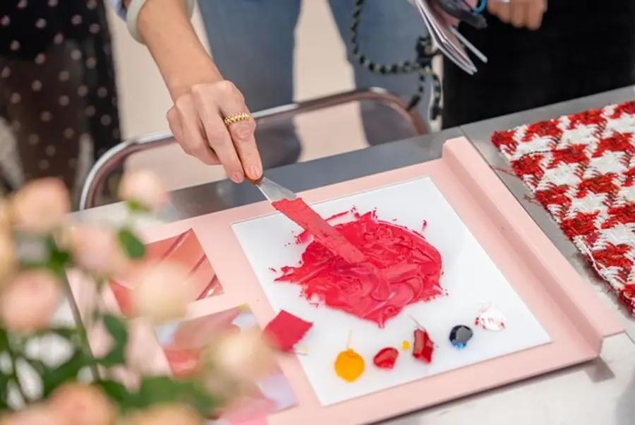 ‘컬러 아뜰리에’에서 조색하고 있는 모습 (사진제공. 한국콜마)