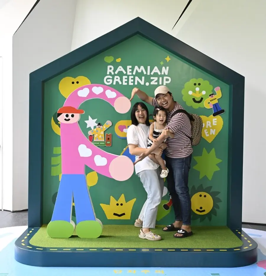 래미안 갤러리 관람객이 사진을 찍고 있다. (사진제공. 삼성물산)