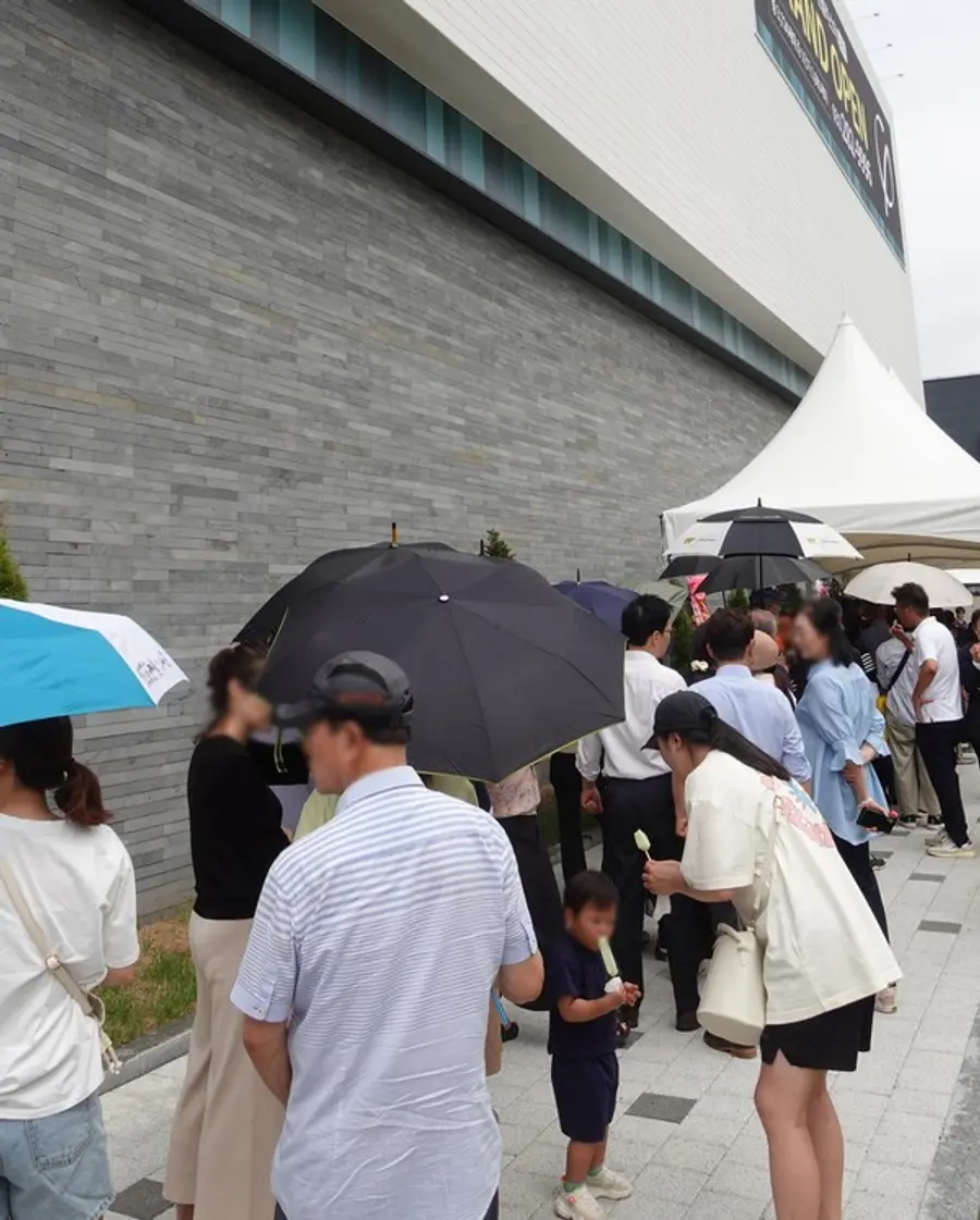 폭염속에도 용인 푸르지오 원클러스터 1단지 견본주택을 찾은 많은 사람들로 대기줄이 길게 형성됐다. (사진제공. 대우건설)