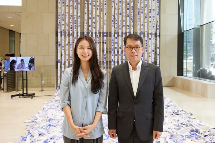 12일 서울 중구 을지로 기업은행 본점 로비에 열린 조현서 작가(사진 왼쪽) 개인전에 참석한 김성태 IBK기업은행장(오른쪽). [출처: IBK기업은행]