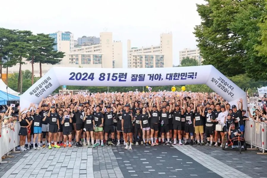 2024 815런에 참여한 가수 션과 오프라인 러너들 (사진제공. 한국해비타트)