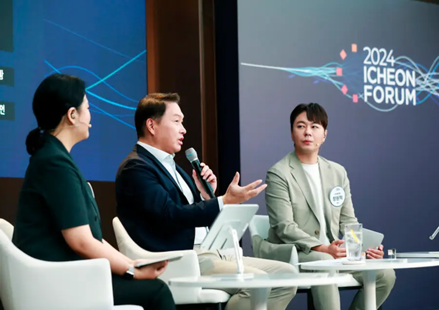 최태원 SK그룹 회장이 지난 21일 열린 '이천포럼 2024' 폐막 세션에서 구성원들과 질의응답 시간을 갖고 있다