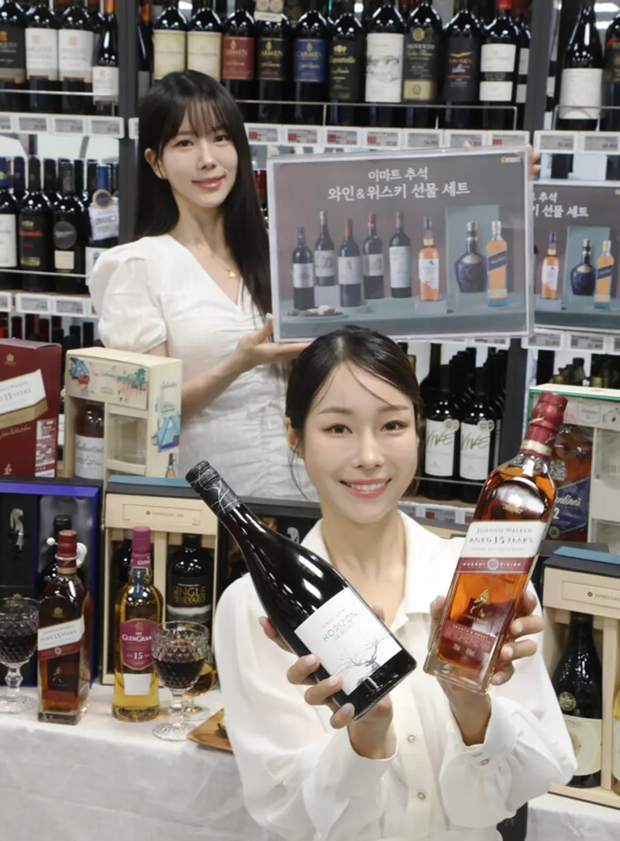 이마트 용산점에서 모델이 이마트 추석 와인, 위스키 선물세트를 소개하고 있다. 이마트는 사전예약 기간인 9월 6일(금)까지 다양한 와인과 위스키 선물세트를 할인 판매한다. (사진제공. 이마트)