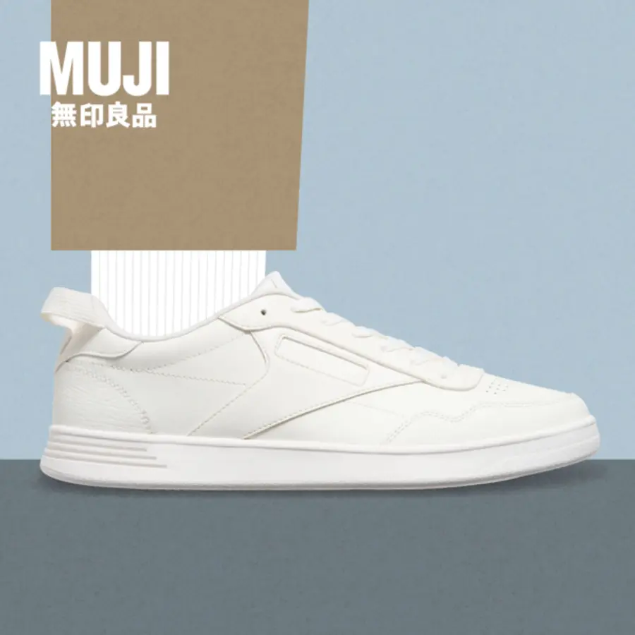 무인양품이 리복과 공동 개발한 ‘코트 스니커’를 출시했다.