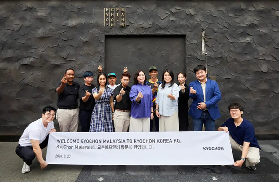 교촌 말레이시아 마스터프랜차이즈(MF) 직원들이 지난 24일 서울 이태원동 ‘교촌필방’에 방문해 다양한 메뉴를 체험하고 있다. (사진제공: 교촌에프앤비)