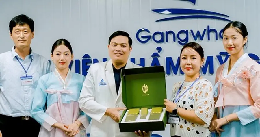 (왼쪽 첫 번째) 조선대학교 문병권 교수, (세 번째) 풍마크응 강후성형병원 병원장, (네 번째) 아리뷔에 김태은 대표