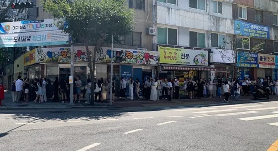 미닛뮤트 팝업 스토어가 있는 대로변 모퉁이를 돌아 길게 대기 줄이 이어졌다. [사진 제공: 미닛뮤트]