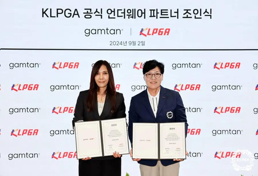 그리티 조혜선 부사장(왼쪽)과 한국여자프로골프투어 이영미 대표이사가 ‘공식 언더웨어 파트너’ 협약 체결 조인식을 진행했다.