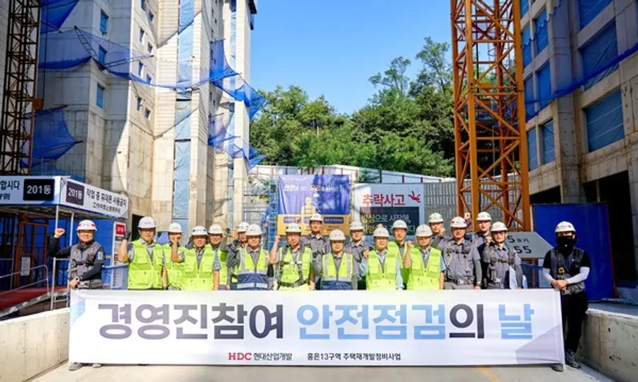 HDC현대산업개발 경영진이 4일 서대문 센트럴 아이파크와 DMC 가재울 아이파크 현장을 찾아 특별 안전점검을 진행했다. (사진제공. HDC현대산업개발)