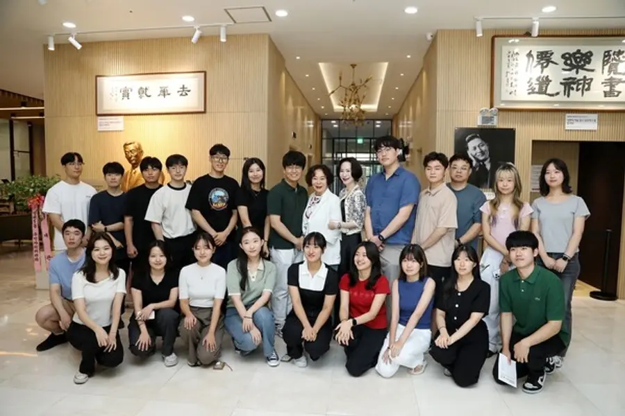 신영자 의장과 장혜선 이사장이 4일 열린 신격호 열린도서관 개관식에서 롯데장학관 대학생들과 사진촬영을 하고 있다. (사진제공. 롯데장학재단)