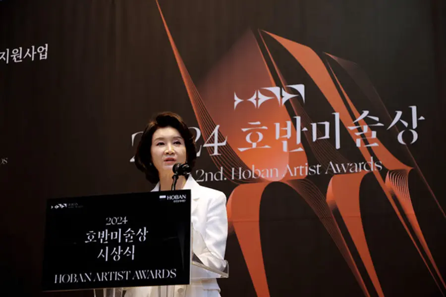 우현희 이사장이 ‘2024 호반미술상’에서 환영사를 하고 있다. (사진제공. 호반그룹)