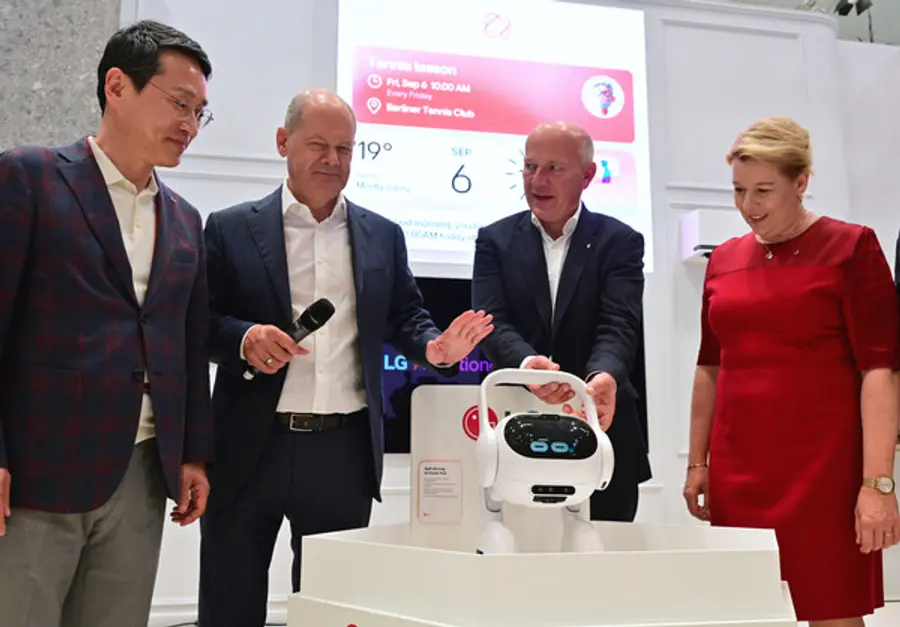 6일 독일 베를린에서 열리고 있는 유럽 최대 가전전시회 'IFA 2024' 현장을 방문한 올라프 숄츠 독일 총리가 LG전자 부스를 찾았다. LG전자 조주완 CEO가 숄츠 총리에게 '공감지능으로 새롭게 그려내는 AI홈'을 주제로 한 LG전자 전시장을 소개하고 있다. 왼쪽부터 LG전자 조주완 CEO, 올라프 숄츠 독일 총리, 카이 베그너 베를린 시장, 프란치스카 기페이 베를린 상원의원
