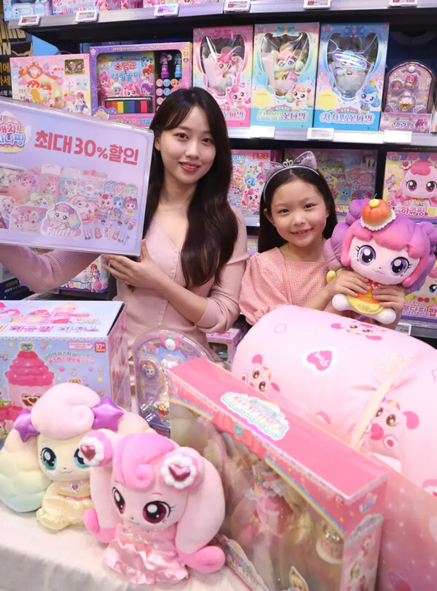 이마트 용산점에서 모델들이 '캐치! 티니핑' 상품들을 소개하고 있다. 이마트는 9월 22일까지 “캐치! 티니핑” 완구 47종을 최대 30% 저렴하게 판매한다. (사진제공=이마트)