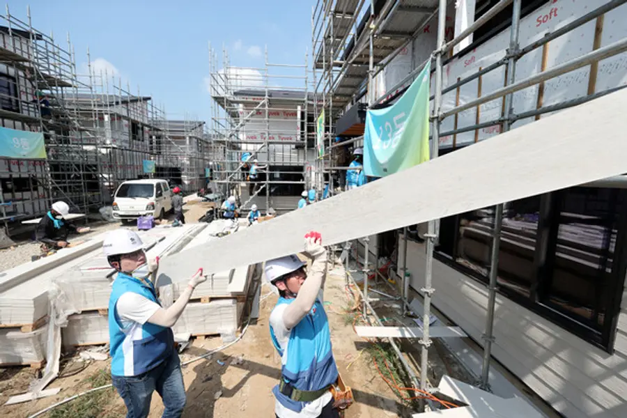 대우건설 임직원들이 집짓기 봉사활동을 하고 있다. (사진제공=대우건설)