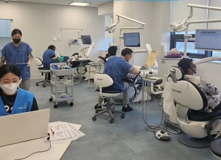 천안역 컬처뱅크의 무료진료소에서 외국인들이 치과 진료를 받고 있다. [출처: 하나은행]