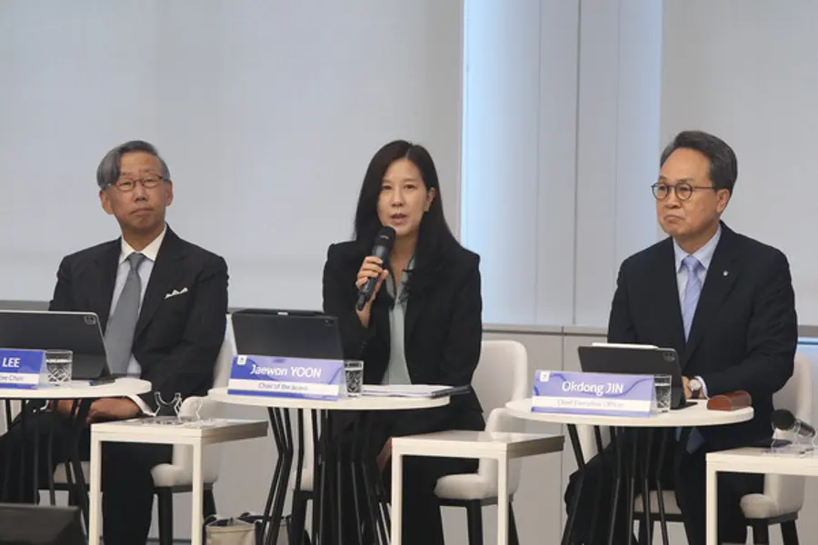 왼쪽부터 이용국 사외이사, 윤재원 신한지주 이사회 의장, 진옥동 신한금융그룹 회장이다. [출처: 신한금융그룹]