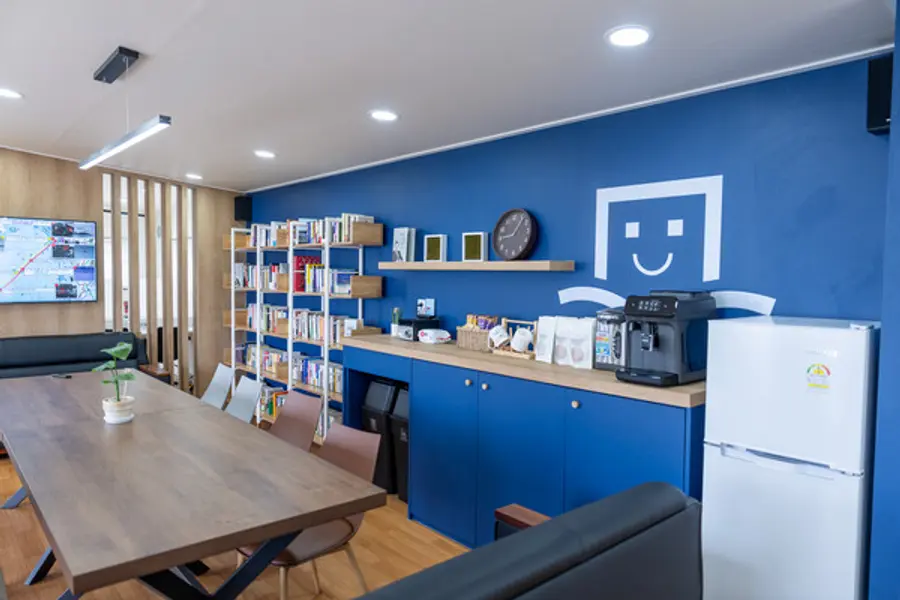 육군 7해안감시기동대대에 개관한 청춘책방 70호점 (사진제공=롯데)