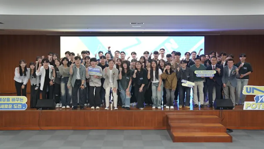 계룡장학재단 제5회 아이디어 공모전 수상자들이 기념사진을 촬영하고 있다. (사진제공=계룡건설)